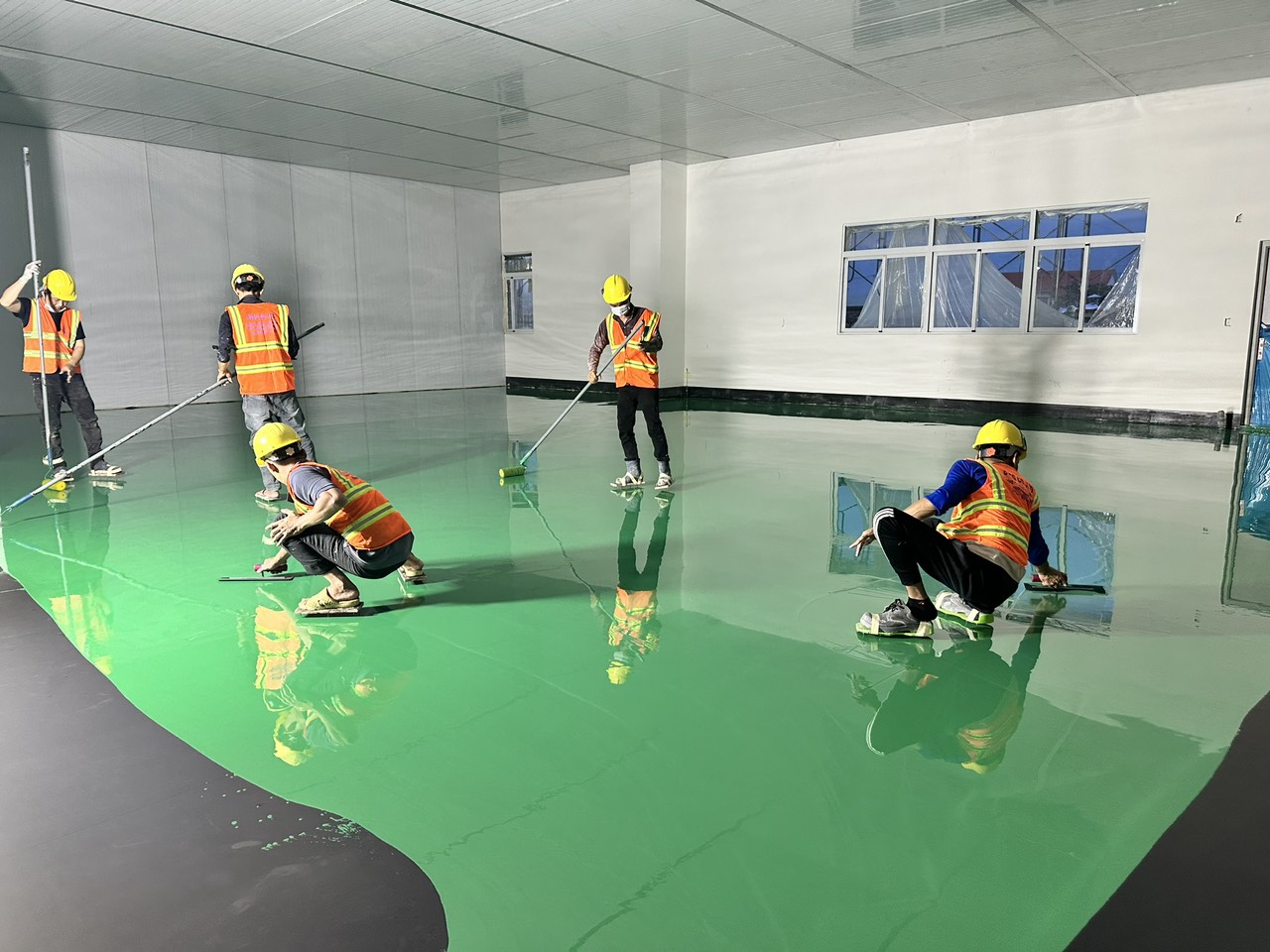 Sơn Epoxy Tự San Phẳng – Giải pháp sàn bê tông bền – mịn – thẩm mỹ cao cho mọi công trình